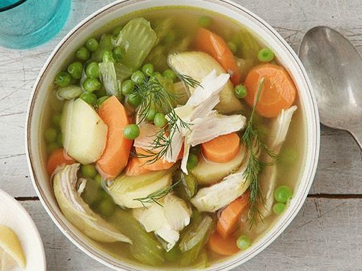Photo de soupe au poulet au curry dans une cocotte