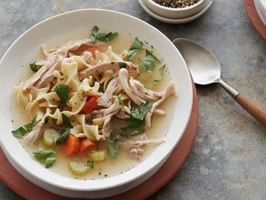 Photo soupe de nouilles au poulet dans une mijoteuse