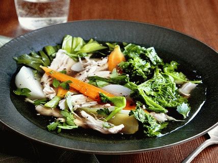 Photo de poulet au pot-au-fe avec du chou frisé