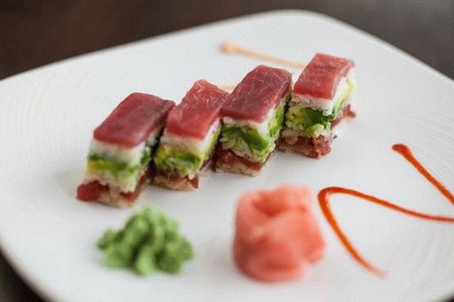 Photo de rouleaux carrés de sushi en boîte de style Osaka