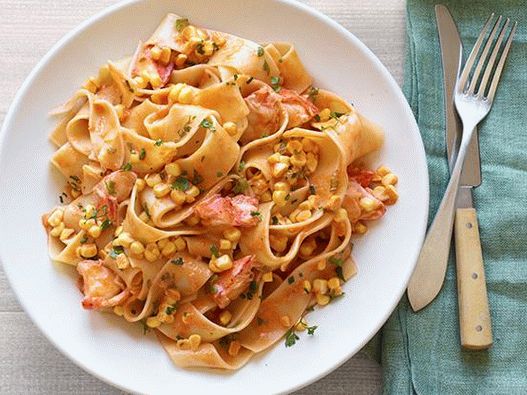 Photo de nouilles à la papardelle avec homard et maïs