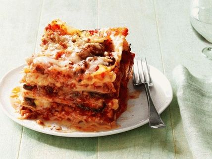 Photo de lasagne avec des saucisses italiennes