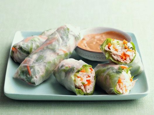 Photo léger roule avec du poulet en vietnamien