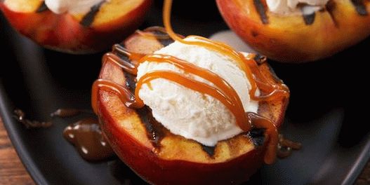 Pêches grillées à la crème au beurre de miel et d'orange et aux amandes grillées