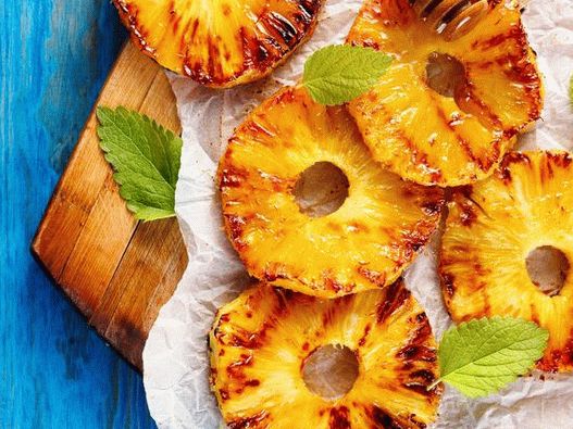 Ananas grillé au glaçage au miel