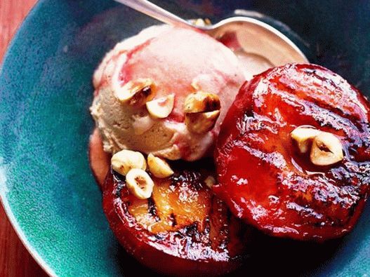 Prune grillée avec glace à la glace