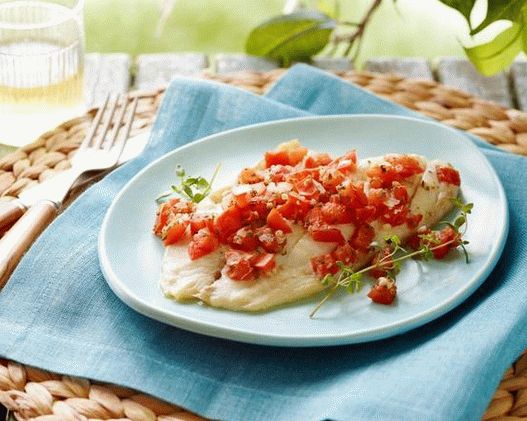 Tilapia avec des légumes dans le papier au four