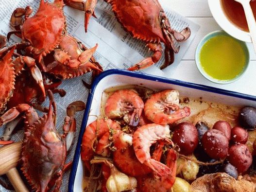 Crabes et crevettes cuits avec des pommes de terre aux épices