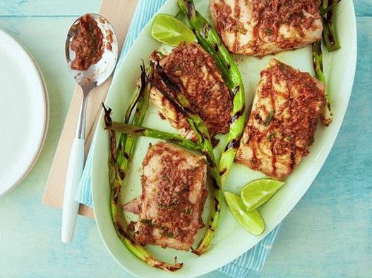 Poisson mahi mahi grillé dans une marinade épicée