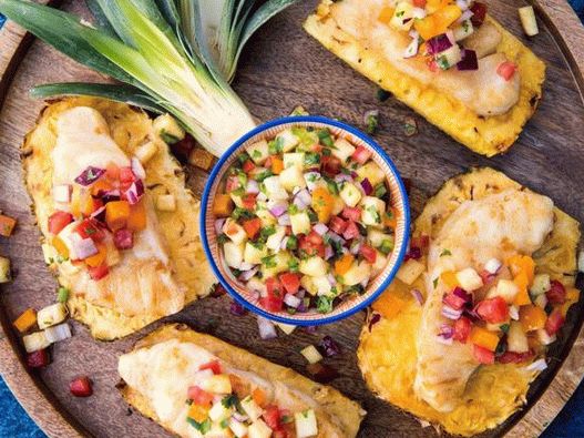 Poisson à l'ananas grillé avec salsa épicée