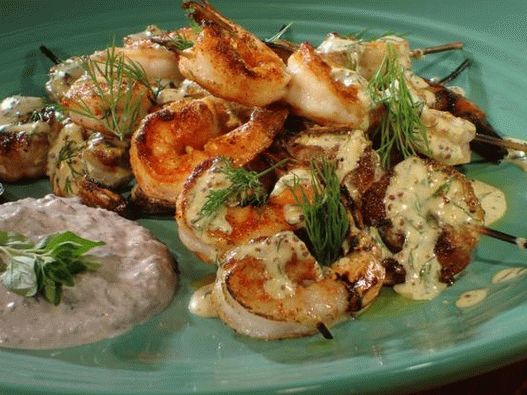 Crevettes grillées sur brochettes avec vinaigrette moutarde-aneth et sauce au yaourt aux olives