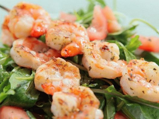 Brochettes de crevettes sur des brochettes avec vinaigrette à l'ail