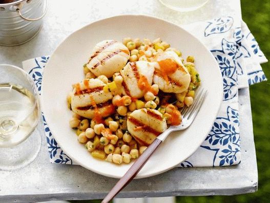 Pétoncles grillés au cumin et salade de pois chiches à la vinaigrette au poivron et au tahini
