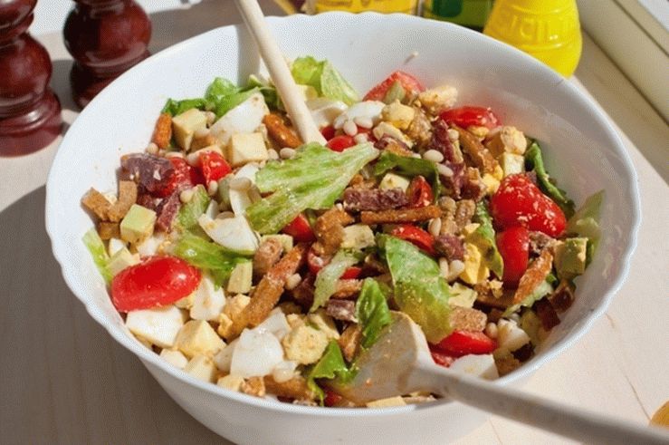 Salade d'été aux saucisses