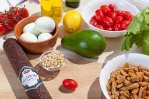 Salade d'été aux saucisses