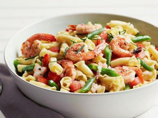 Photo Salade d'été avec des pâtes, des crevettes et des haricots verts