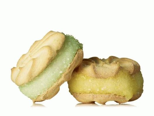 Sandwich à la crème glacée au citron dans une poudre de cristal aigre-douce