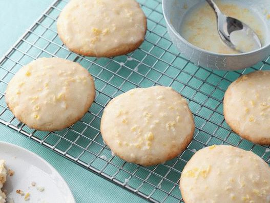 Biscuits au citron avec de la ricotta et du glaçage au citron