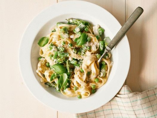 Photo de linguine aux asperges dans une sauce au fromage à la crème