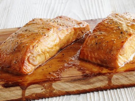 Photo saumon sur une planche de cèdre