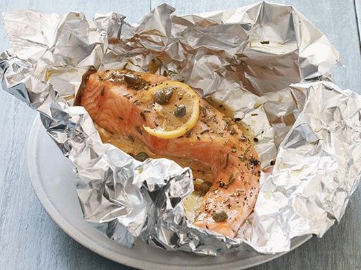 Photo Saumon au citron, câpres et romarin cuit au four