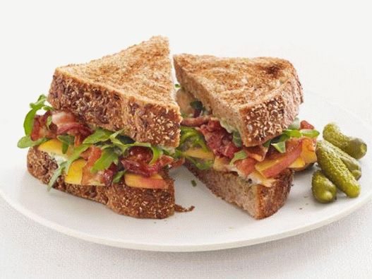 Photo du plat - Sandwichs au bacon, pêches et roquette