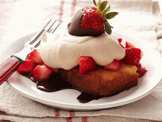 Petit gâteau frit avec fraises et crème au chocolat