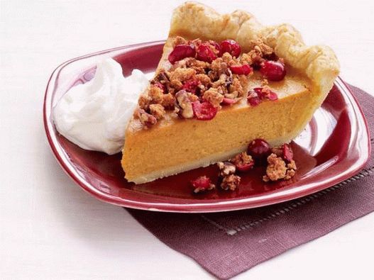 Une simple tarte à la citrouille avec shtrezelom aux canneberges