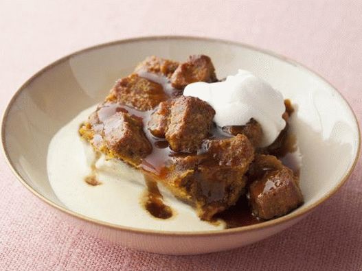 Pudding de pain à la citrouille avec une sauce pomme caramel épicée et crème pâtissière à la vanille