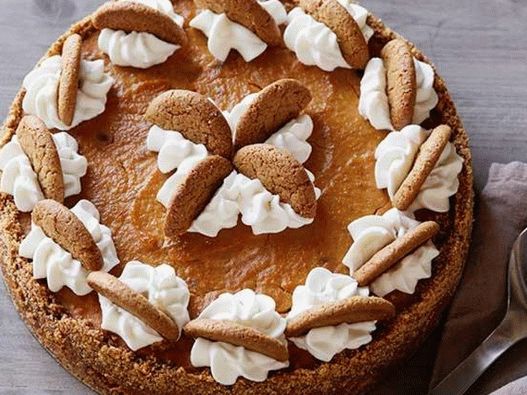 Tarte à la citrouille avec une base de biscuits de pain d'épice à la crème de gingembre