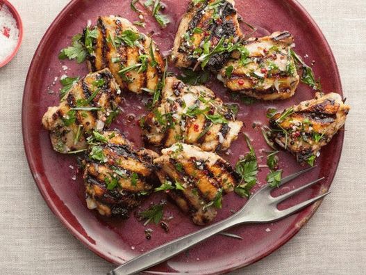 Cuisses de poulet grillées à la marinade