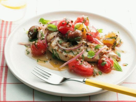 Poitrine de poulet grillée avec tomates cerises marinées