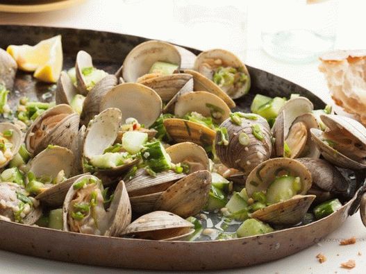Palourdes grillées avec oignons verts et concombre