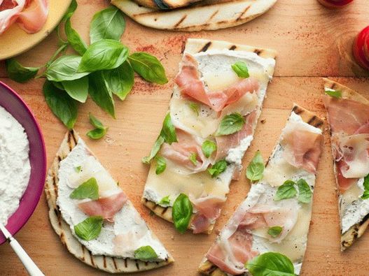 Tortilla piadina italienne avec du fromage et prosciutto