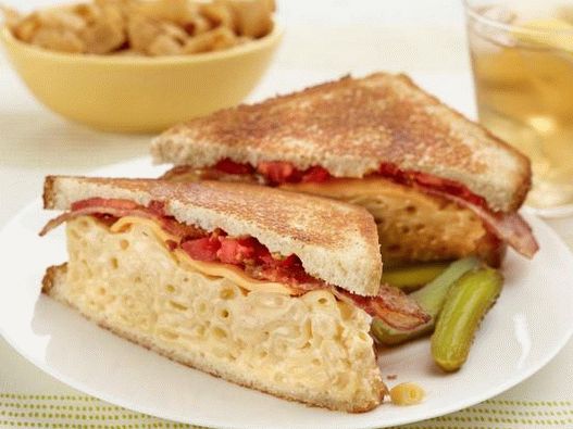 Sandwich aux pâtes et au bacon