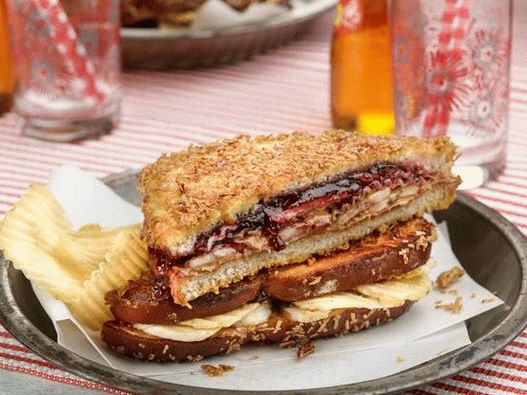 Croûtons aux oeufs au beurre d'arachide et à la confiture