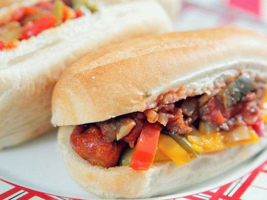 Hot dogs avec des saucisses au chorizo   et de la salsa épicée