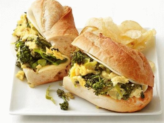 Sandwich aux brocolis et oeufs brouillés