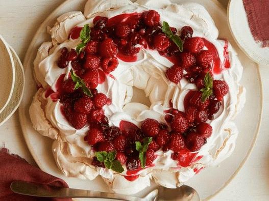 Gâteau de meringue - une guirlande de meringue avec des baies