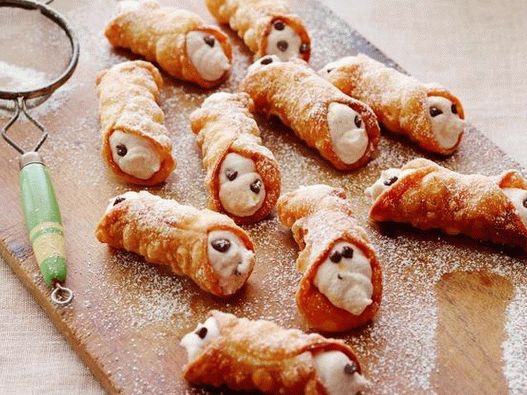 Cannoli roule avec de la ricotta et des pépites de chocolat à la maison