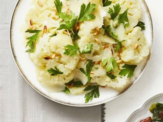 Chou-fleur cuit à la vapeur avec des pignons de pin