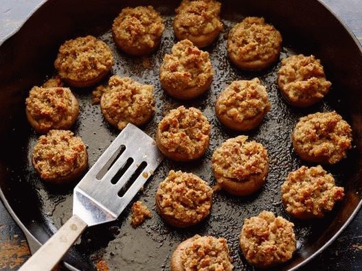 Champignons cuits farcis au four