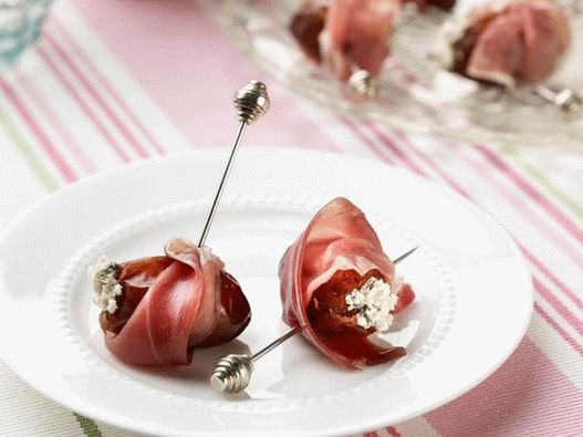 Dates fourrées au fromage, enveloppées dans du prosciutto