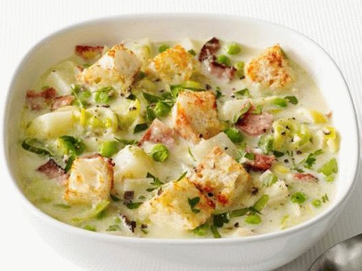 Soupe à l'oignon avec purée de pommes de terre et bacon