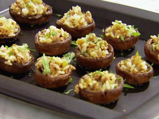 Capsules de champignons farcies de riz au gingembre et de viande hachée
