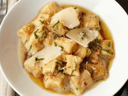 Gnocchi de pommes de terre à l'huile brune et à la sauge