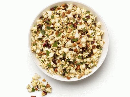 Popcorn épicé avec noix, herbes et canneberges séchées