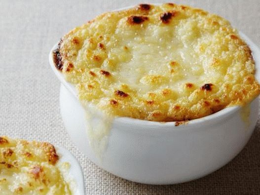 Soupe à l'oignon à la française sous une casquette
