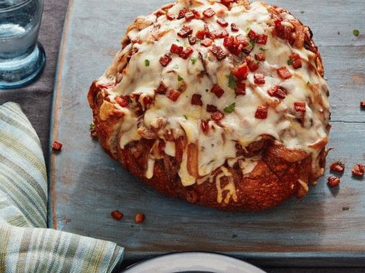 Apéritif de pain aux oignons caramélisés et au lard