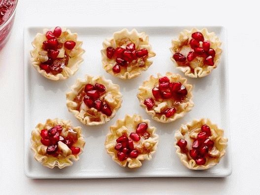 Corbeilles à pâtisserie Filo avec fromage et grenade